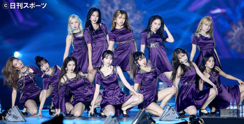 セクシーなパフォーマンスで観客を魅了するIZ＊ONE（撮影・河田真司）