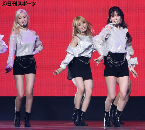 軽快なステップで観客を魅了するIZ＊ONEの、左から本田仁美、矢吹奈子、宮脇咲良（撮影・河田真司）