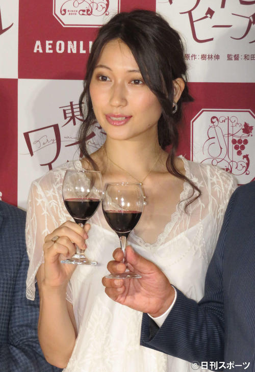 ワイングラスを持って笑顔を見せる大野いと（撮影・横山慧）