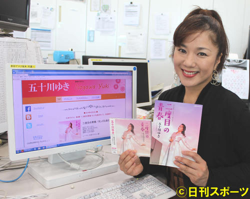 新曲PRのために来社した五十川ゆき（撮影・鎌田敏晴）