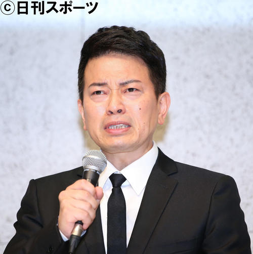 謝罪会見で、吉本興業契約解消までの経緯を涙ながらに説明する宮迫博之（2019年7月20日撮影）