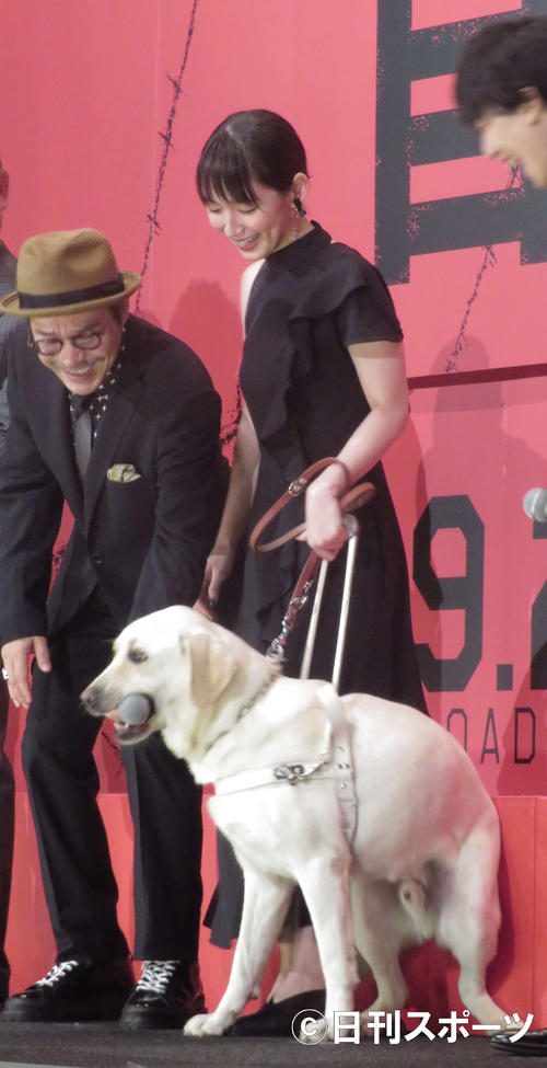 盲導犬役のパルに笑顔を見せる吉岡里帆。左は田口トモロヲ（撮影・大井義明）