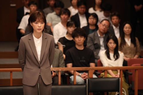 法医学者の万木朝顔（上野樹里）は、再鑑定の事実を明らかにするために証言台に立つ（c）フジテレビ