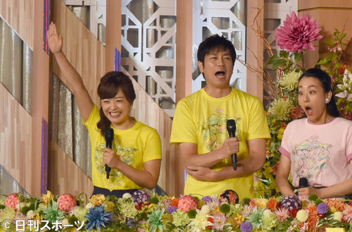 第4の走者は、総合司会の水ト麻美アナ（左）が「私です」と手を上げた。驚く羽鳥慎一アナ（中央）と浅田真央（右）（撮影・酒井清司）