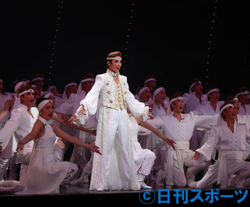 花組メンバーを率いて、退団公演で最後のショーに臨んだ花組トップ明日海りお（撮影・村上久美子）