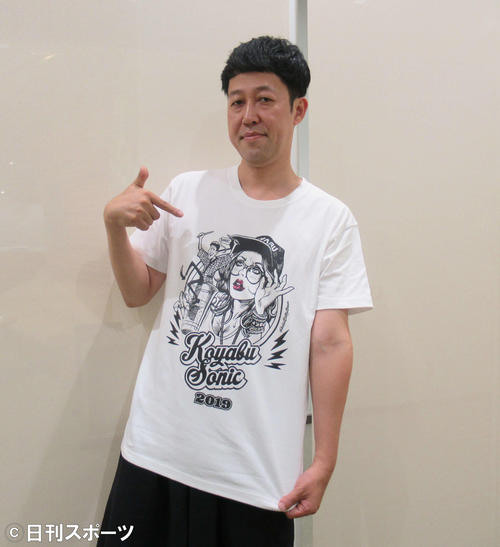 オリジナルのTシャツをアピールする小籔千豊（撮影・星名希実）