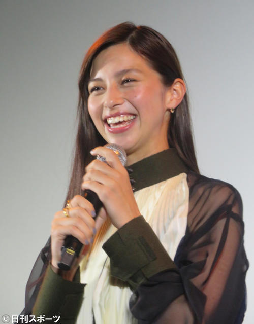 映画「正しいバスの見分け方」初日舞台あいさつに出席した中条あやみ