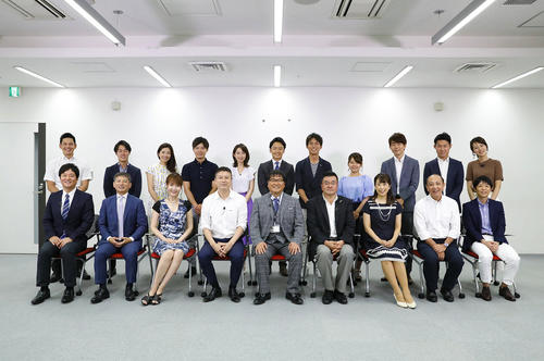 カンテレアナウンス局長にふんしたカンニング竹山（前列左から4人目）