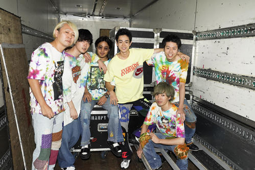 菅田将暉が手染めと刺繍をした衣装を着たバンドメンバーと記念撮影（左から3人目）