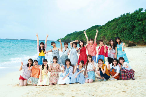 日向坂46初のグループ写真集のワンカット。沖縄の海辺でピース