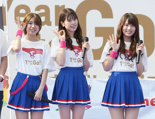 ボッチャ体験をしたAKB48チーム8。左から大西桃香、吉川七瀬、岡部麟(撮影・たえ見朱実)