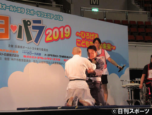 「兵庫県オールトヨタスポーツフェスティバル」で、パラ柔道の広瀬誠氏（左）と対戦するサバンナ八木（撮影・星名希実）