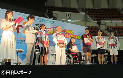 「兵庫県オールトヨタスポーツフェスティバル」のトークショーに出席した左から福本愛菜、陣内智則、円尾敦子、広瀬誠氏、木下裕季子、サバンナ八木、スマイル瀬戸、ウーイェイよしたか（撮影・星名希実）