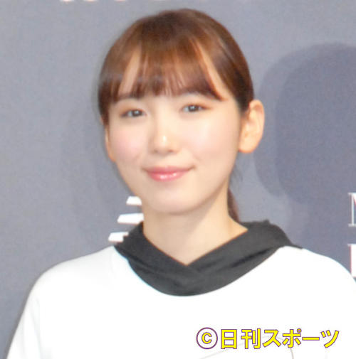飯豊まりえ