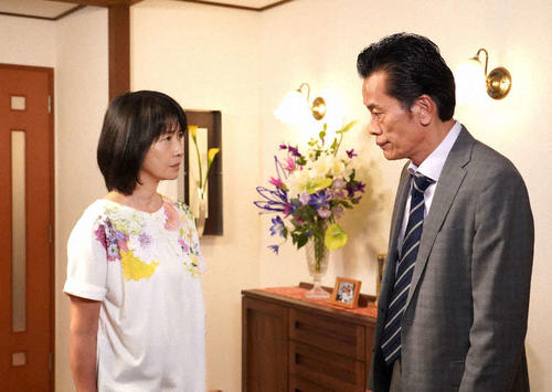 妻の雪子（田中美佐子＝左）に「八巻満の母親に会って来た」と告げた志方恭一郎（遠藤憲一）（C）東海テレビ
