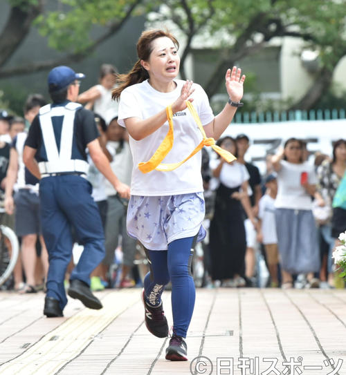 24時間駅伝のタスキリレー直前、涙を浮かべながら走る日本テレビ水卜麻美アナウンサー（2019年8月25日撮影）