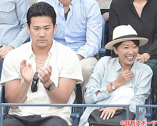 ヤンキース田中将大、里田まい（右）（2014年9月8日撮影）