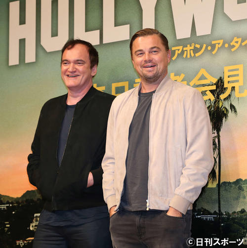 映画「ワンス・アポン・ア・タイム・イン・ハリウッド」来日記者会見の記念撮影で笑顔を見せるクエンティン・タランティーノ監督（左）とレオナルド・ディカプリオ（撮影・河野匠）