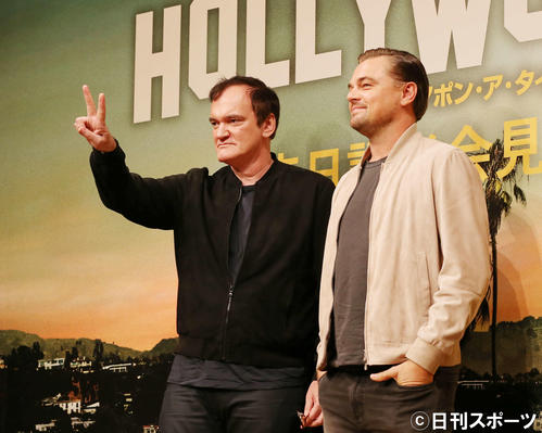 映画「ワンス・アポン・ア・タイム・イン・ハリウッド」来日記者会見の記念撮影でおどけるクエンティン・タランティーノ監督（左）とレオナルド・ディカプリオ（撮影・河野匠）