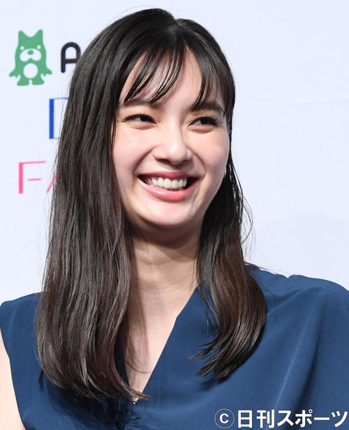 2020　ミス・ティーン・ジャパン　決勝大会にアンバサダーで登場した新川優愛は囲み取材に応じる（撮影・滝沢徹郎）