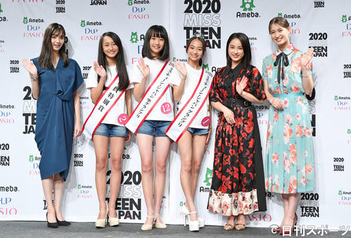 2020　ミス・ティーン・ジャパン　決勝大会で念撮影する、左から新川優愛、特別賞の池田紅杏、準グランプリの日野美羽、グランプリの酒井唯菜、平祐奈、トラウデン直美（撮影・滝沢徹郎）