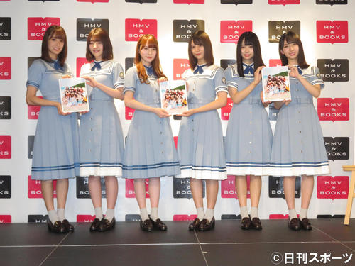 写真集を持って笑顔を見せる日向坂46。左から佐々木久美、佐々木美玲、加藤史帆、小坂菜緒、上村ひなの、金村美玖（撮影・横山慧）