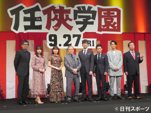 映画「任侠学園」完成披露舞台あいさつに出席した、左から生瀬勝久、桜井日奈子、葵わかな、西田敏行、西島秀俊、伊藤淳史、葉山奨之、木村ひさし監督