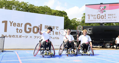 イベント終了後、記念撮影に納まる、左から稲垣吾郎、草なぎ剛、香取慎吾（2019年8月25日撮影）