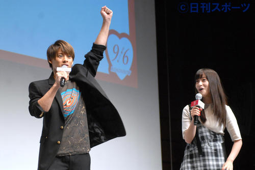 映画公開直前イベントでゲームに勝利してガッツポーズするKing＆Prince平野紫耀。右は橋本環奈（撮影・大友陽平）