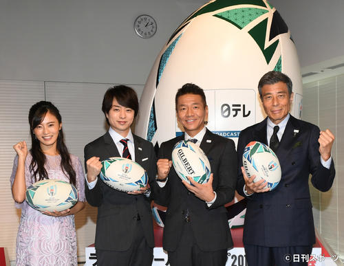 「日テレ系結団式」で、左から小島瑠璃子、櫻井翔、くりぃむしちゅーの上田晋也、舘ひろし（撮影・酒井清司）