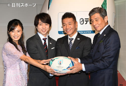 「日テレ系結団式」で、左から小島瑠璃子、櫻井翔、くりぃむしちゅーの上田晋也、舘ひろし（撮影・酒井清司）