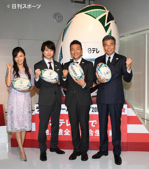 「日テレ系結団式」で、左から小島瑠璃子、櫻井翔、くりぃむしちゅーの上田晋也、舘ひろし（撮影・酒井清司）