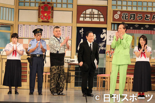吉本新喜劇に出演し（左から）山田花子、Mr．オクレ、川畑泰史、中條健一、島田珠代らと並び、あいさつするなべおさみ（左から4人目）（撮影・村上久美子）