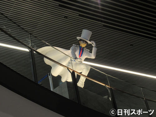 読売テレビ新社屋に設置された怪盗キッドのフィギュア（撮影・星名希実）