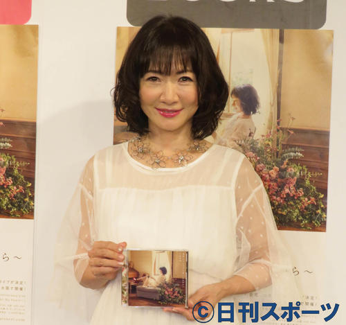 新曲「部屋とYシャツと私～あれから」の発売記念イベントを行った平松愛理