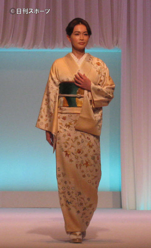 訪問着姿も美しい長谷川京子（撮影・吉池彰）