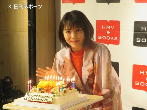 8月29日に19歳に誕生日を迎え、ケーキでお祝いされる浜辺美波