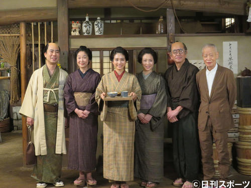 左から藤井隆、浅野温子、松本穂香、若村麻由美、石坂浩二、角川春樹監督