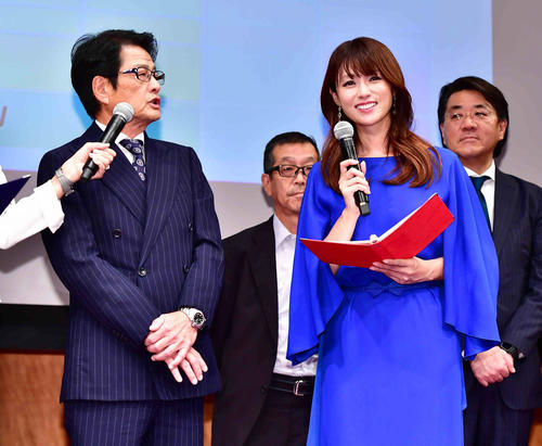 放送サービス高度化推進協会（AーPAB）の記者発表会でビーエスフジの亀山千広代表取締役社長（左）から声を掛けられる「新4K8K衛星放送推進キャラクター」の深田恭子（撮影・小沢裕）