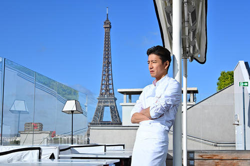 エッフェル塔をバックにシェフ姿で腕を組む木村拓哉