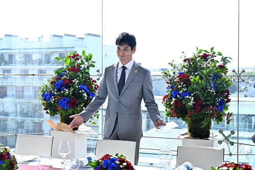 テーブルに案内する沢村一樹