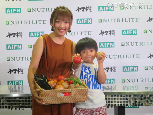 親子初共演した山田まりや（左）と草野崇徳君だったが…