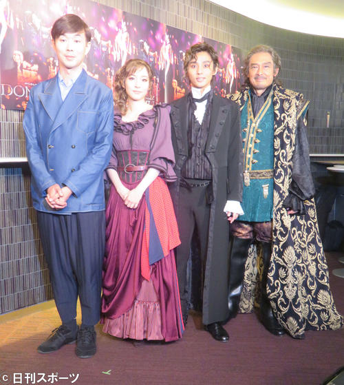 ミュージカル「ドン・ジュアン」初日を迎えた藤ケ谷太輔（右から2人目）。左から演出の生田大和氏、蓮仏美沙子、1人おいて鶴見辰吾（撮影・大井義明）