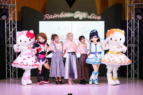 「サンリオEXPO　2019」でイベントに登壇した左からキティ、キュアブラック、辻希美、五條真由美、高橋愛、キュアホワイト、ミミィ