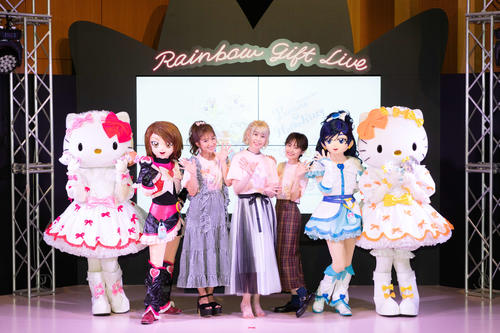 「サンリオEXPO　2019」でイベントに登壇した左からキティ、キュアブラック、辻希美、五條真由美、高橋愛、キュアホワイト、ミミィ