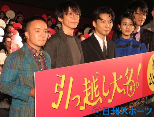 初日舞台あいさつに登壇した、左から浜田岳、高橋一生、星野源、高畑充希、及川光博