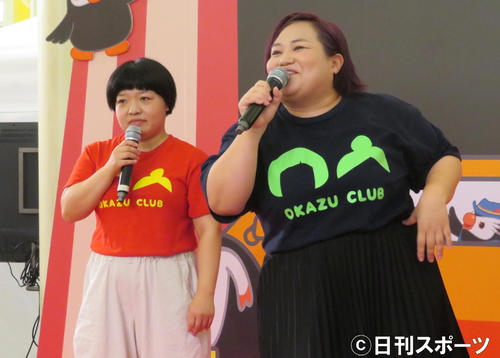 「北方領土ふれあいキャラバン」のイベントに参加したおかずクラブのオカリナ（左）とゆいP