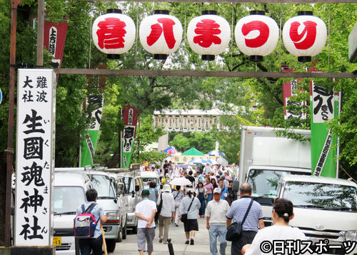 毎年恒例の彦八まつりは、生国魂神社で初日を迎えた（撮影・村上久美子）