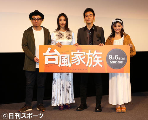 舞台あいさつに出席した、左から市井昌秀監督、MEGUMI、草なぎ剛、甲田まひる