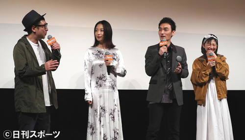 舞台あいさつで撮影中の話題で盛り上がる、左から市井昌秀監督、MEGUMI、草なぎ剛、甲田まひる（撮影・大野祥一）